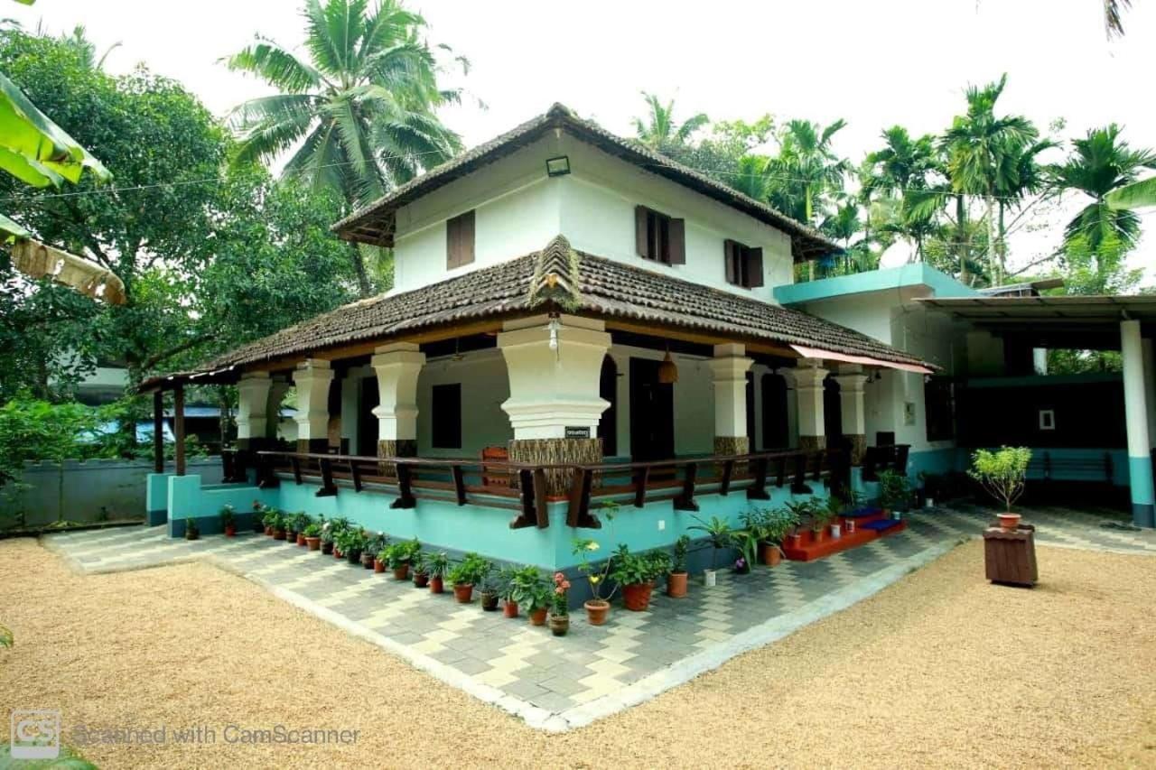 Kenoth Thaliyil Mana, Heritage Homestay Payyannur Exteriör bild
